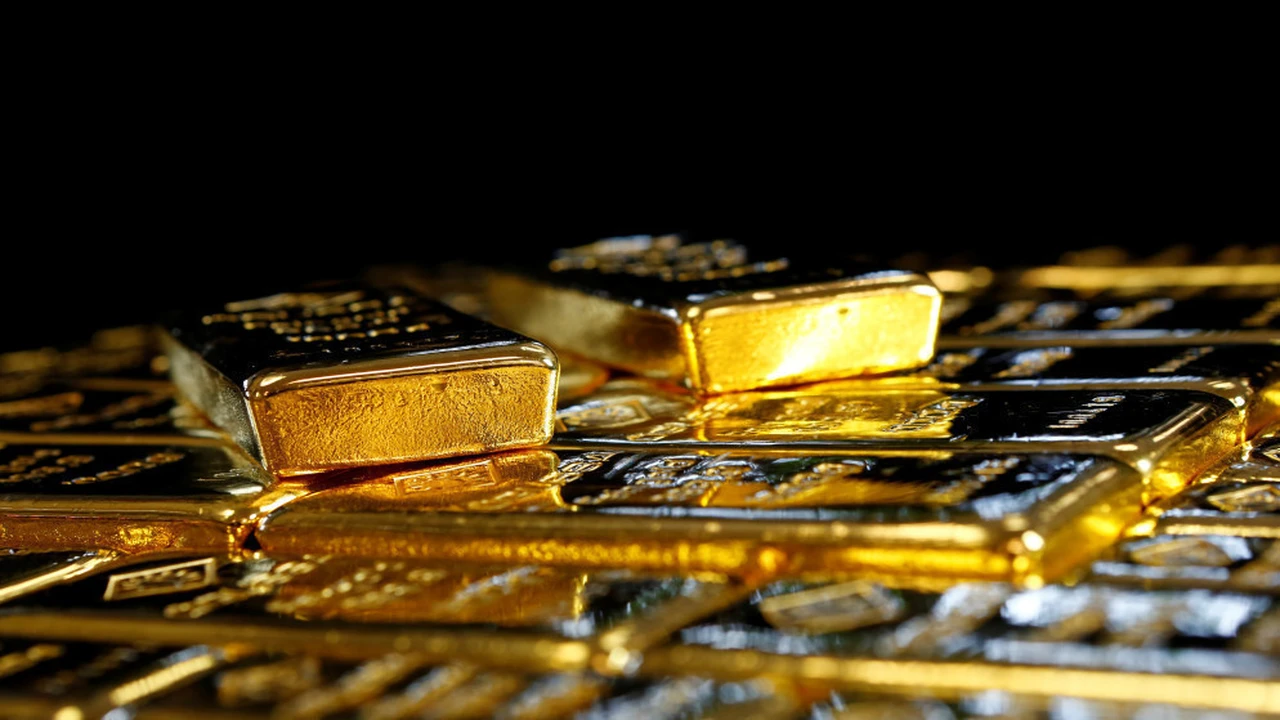 ارتفاع مفاجئ في أسعار الذهب مع هبوط تكاليف النفط عالميًا